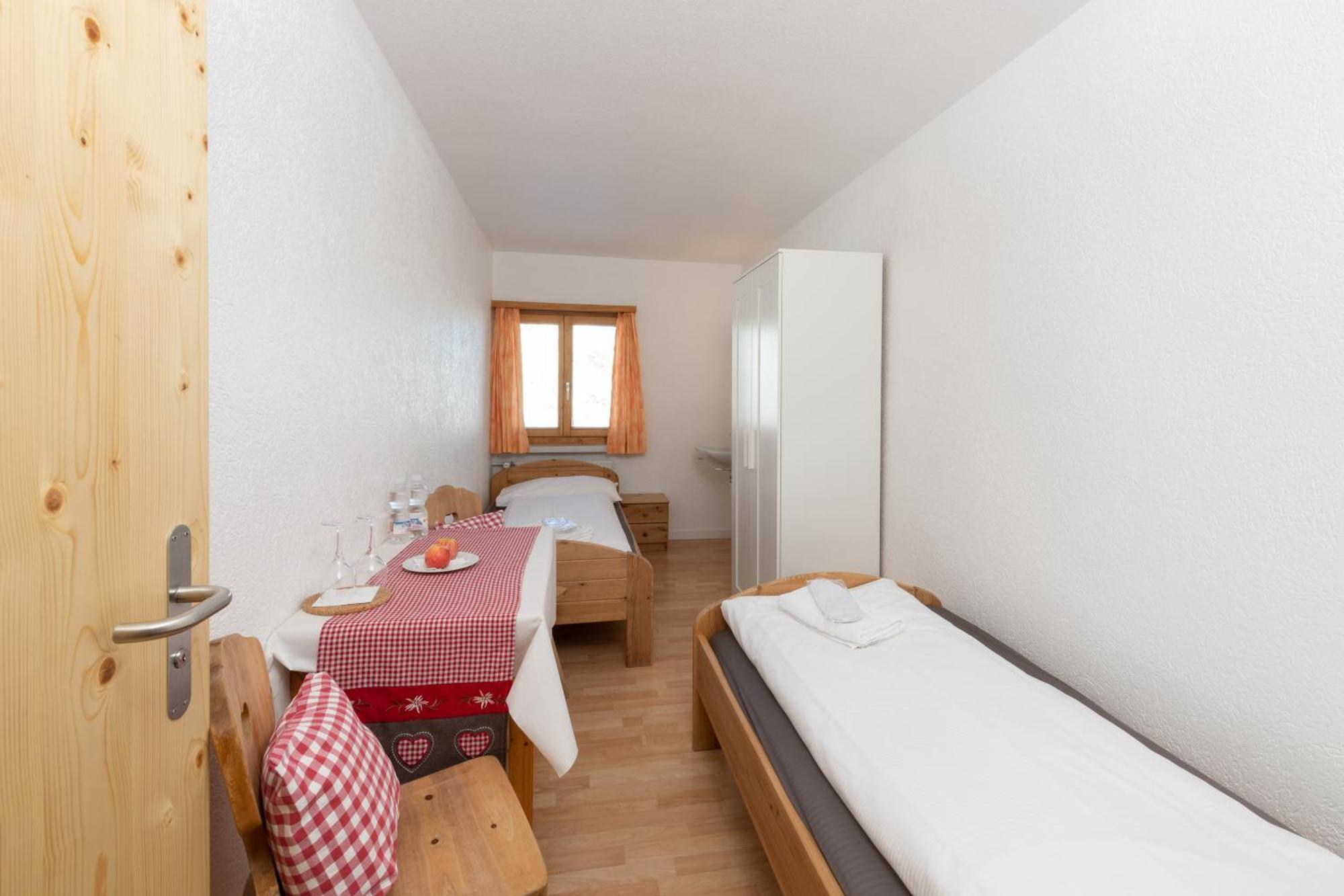 Berghaus Diavolezza Hostel Berninahäuser Екстериор снимка